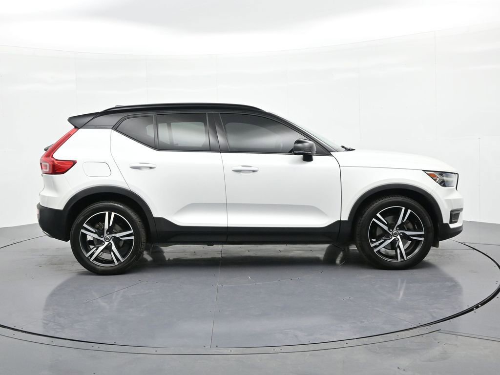 Used 2020 Volvo XC40 T4 R-Design image 5