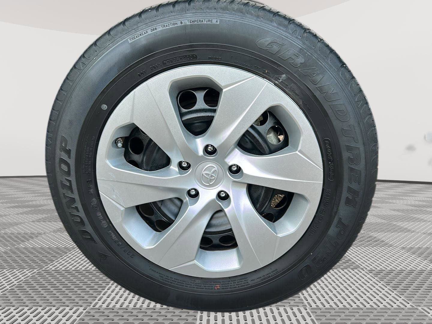 Used 2022 Toyota RAV4 LE image 23