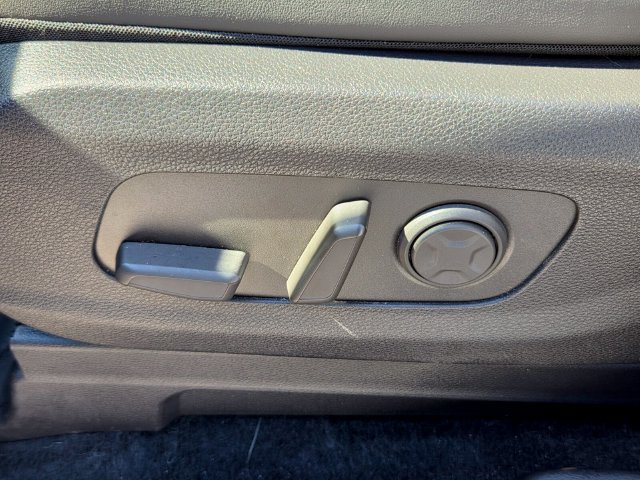 Used 2025 Kia Carnival EX FWD image 11