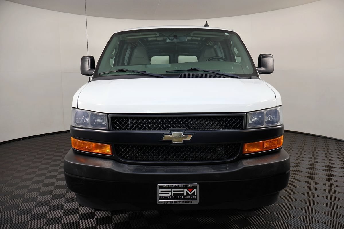 Used 2018 Chevrolet Express 2500 w/ Driver Convenience Package RWD image 4