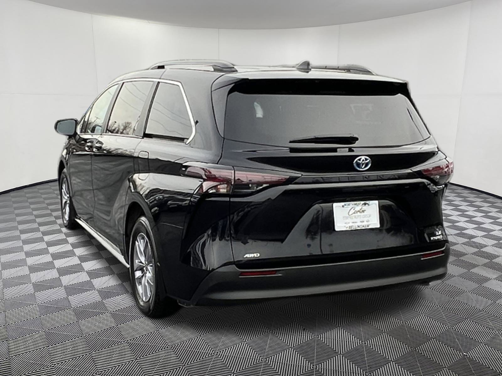 Used 2024 Toyota Sienna LE image 4