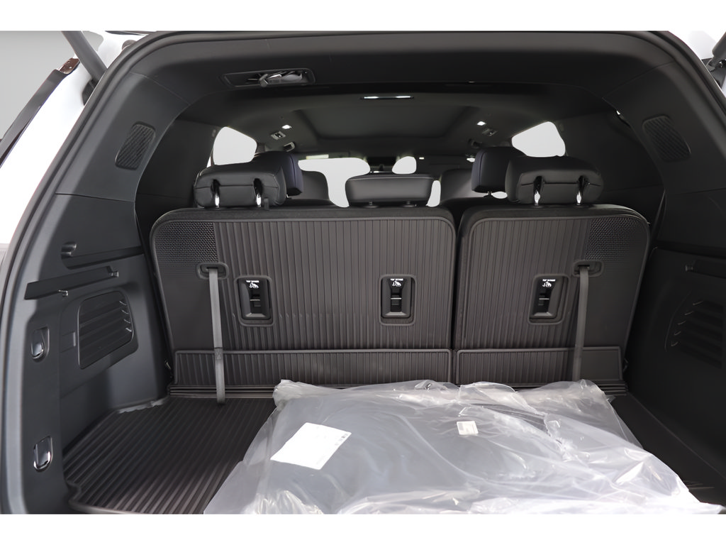 New 2027 Chevrolet Traverse LT w/ Sun and Wheel Package FWD image 28