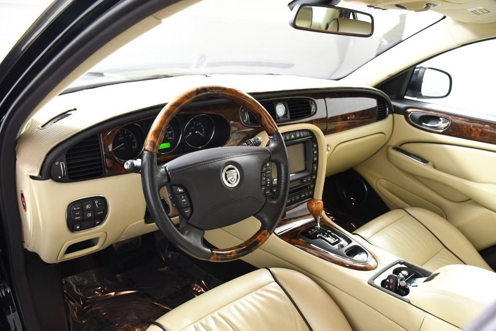 Used 2009 Jaguar XJ8 RWD image 16