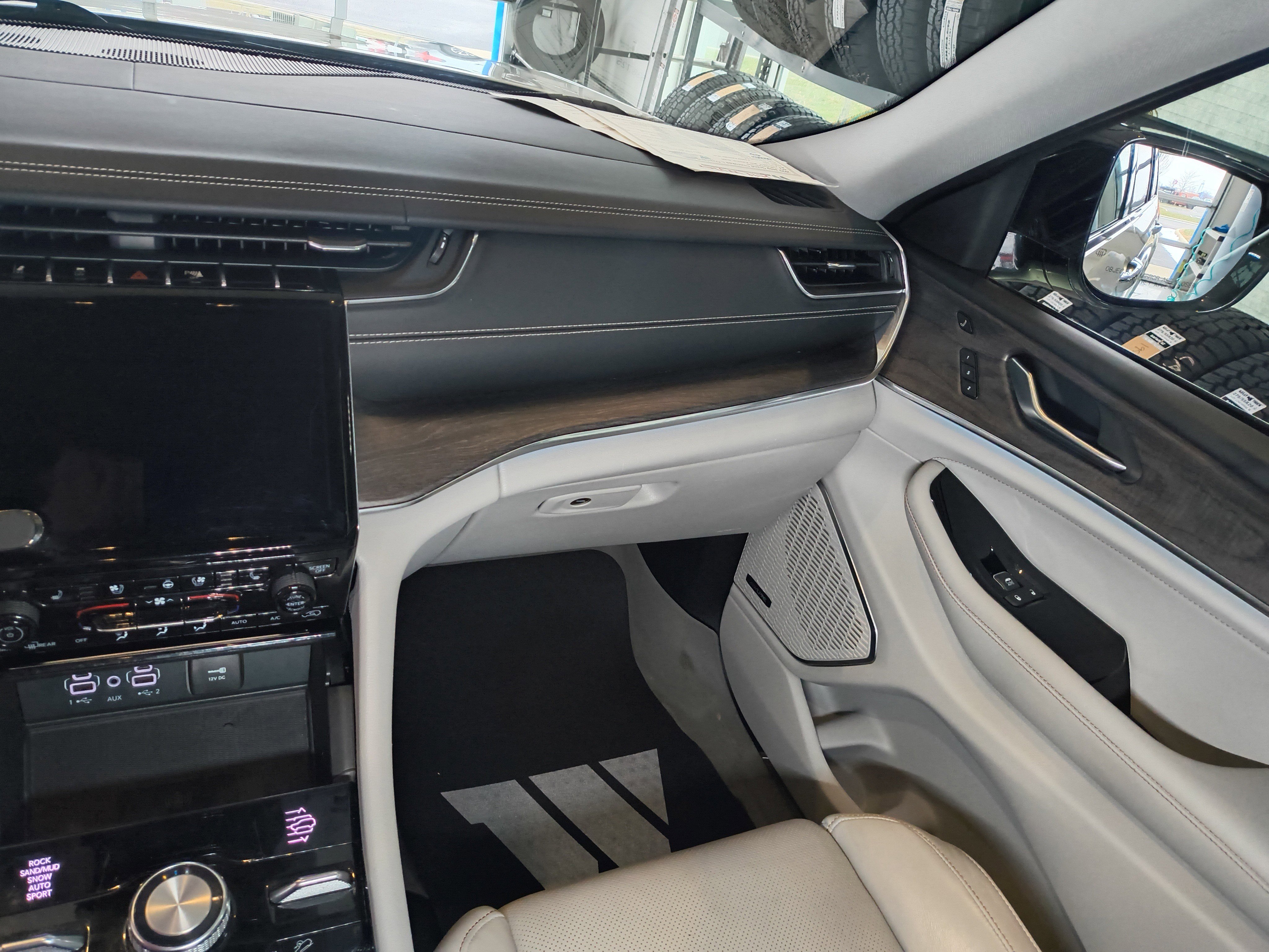 Used 2023 Jeep Grand Cherokee L Overland w/ Luxury Tech Group IV image 16