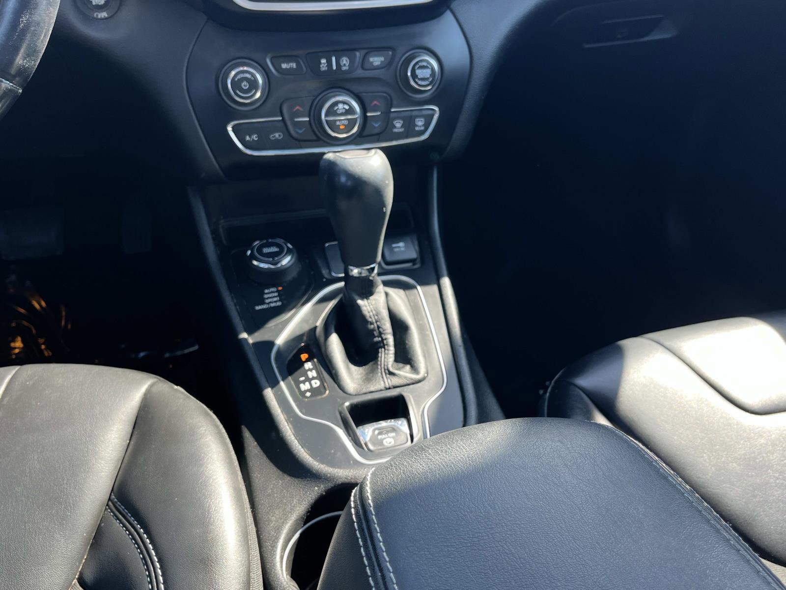 Used 2019 Jeep Cherokee Latitude Plus w/ Comfort/Convenience Group image 17