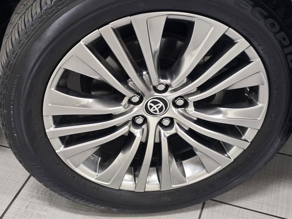 Used 2024 Toyota Venza XLE image 11
