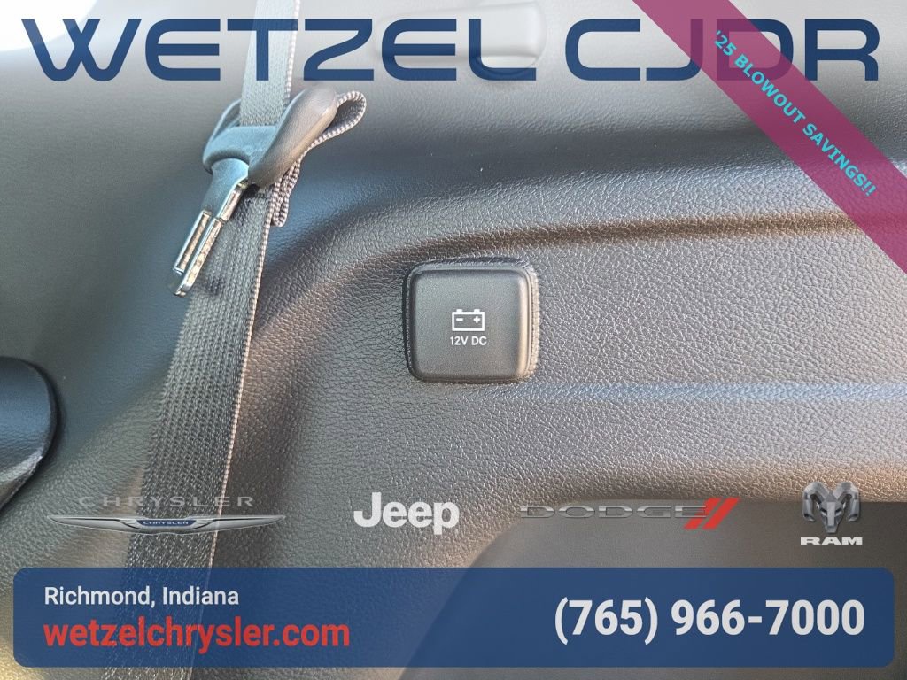 New 2025 Jeep Grand Cherokee L Laredo image 9