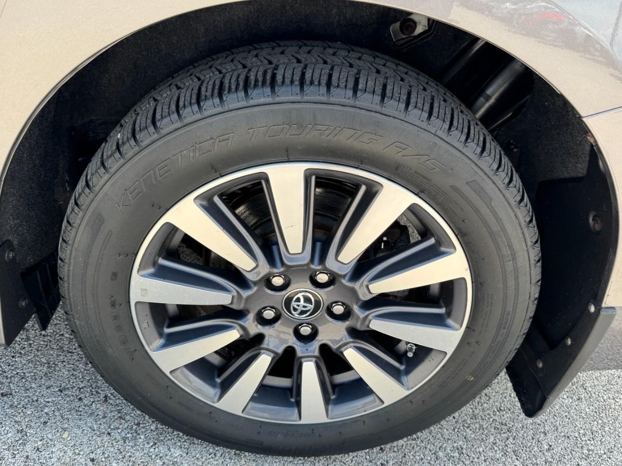 Used 2018 Toyota Sienna XLE w/ Protection Package AWD/4WD image 7