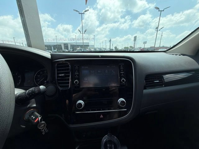 Used 2020 Mitsubishi Outlander SE AWD/4WD image 2