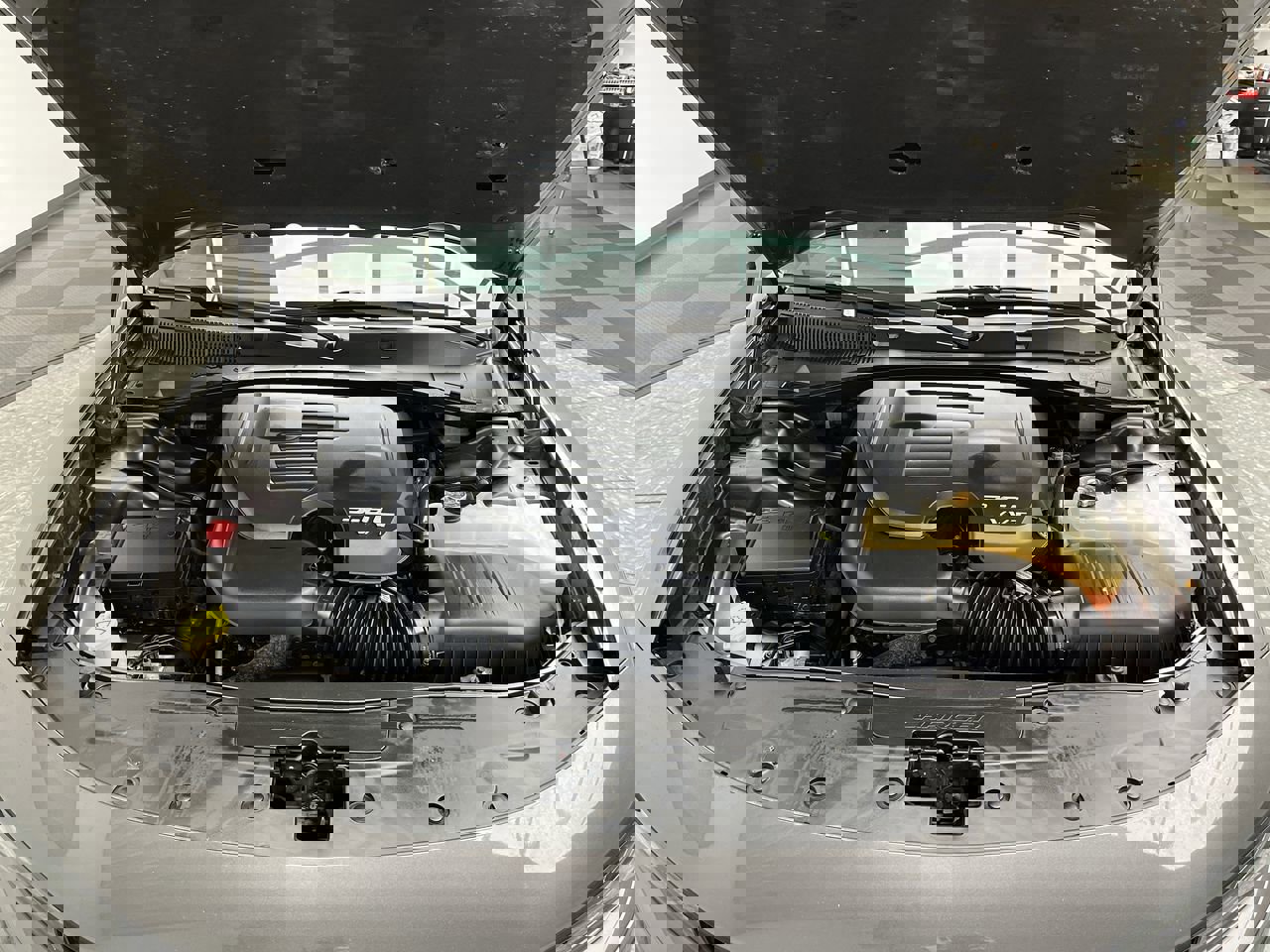 Used 2017 Dodge Charger SXT image 2