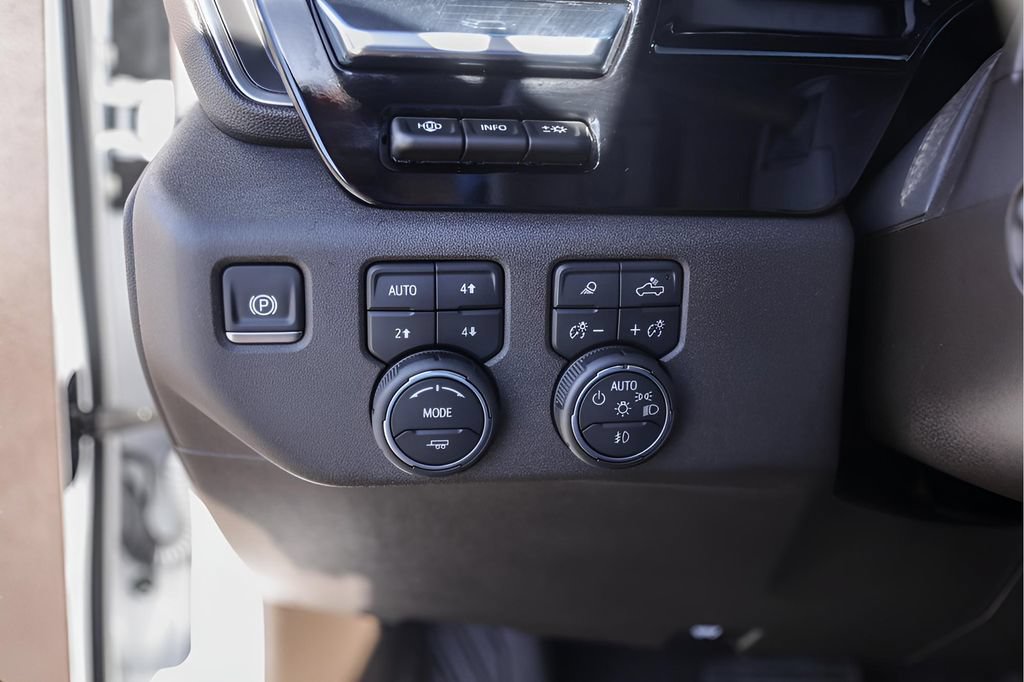 Used 2026 Chevrolet Silverado 1500 LTZ AWD/4WD image 18
