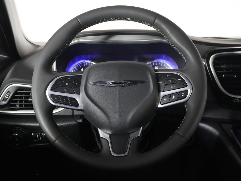 Used 2025 Chrysler Pacifica Select FWD image 36