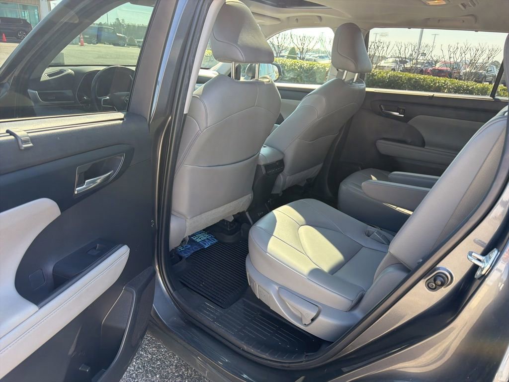 Used 2022 Toyota Highlander XLE image 18