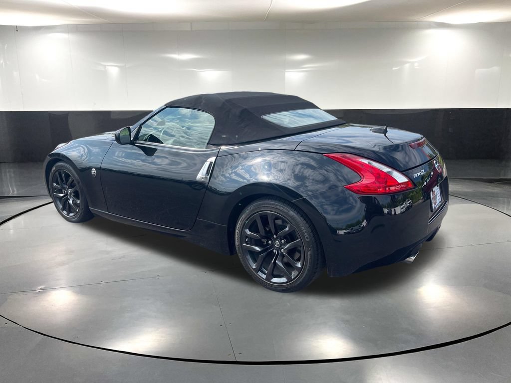 Used 2017 Nissan 370Z Touring RWD image 6