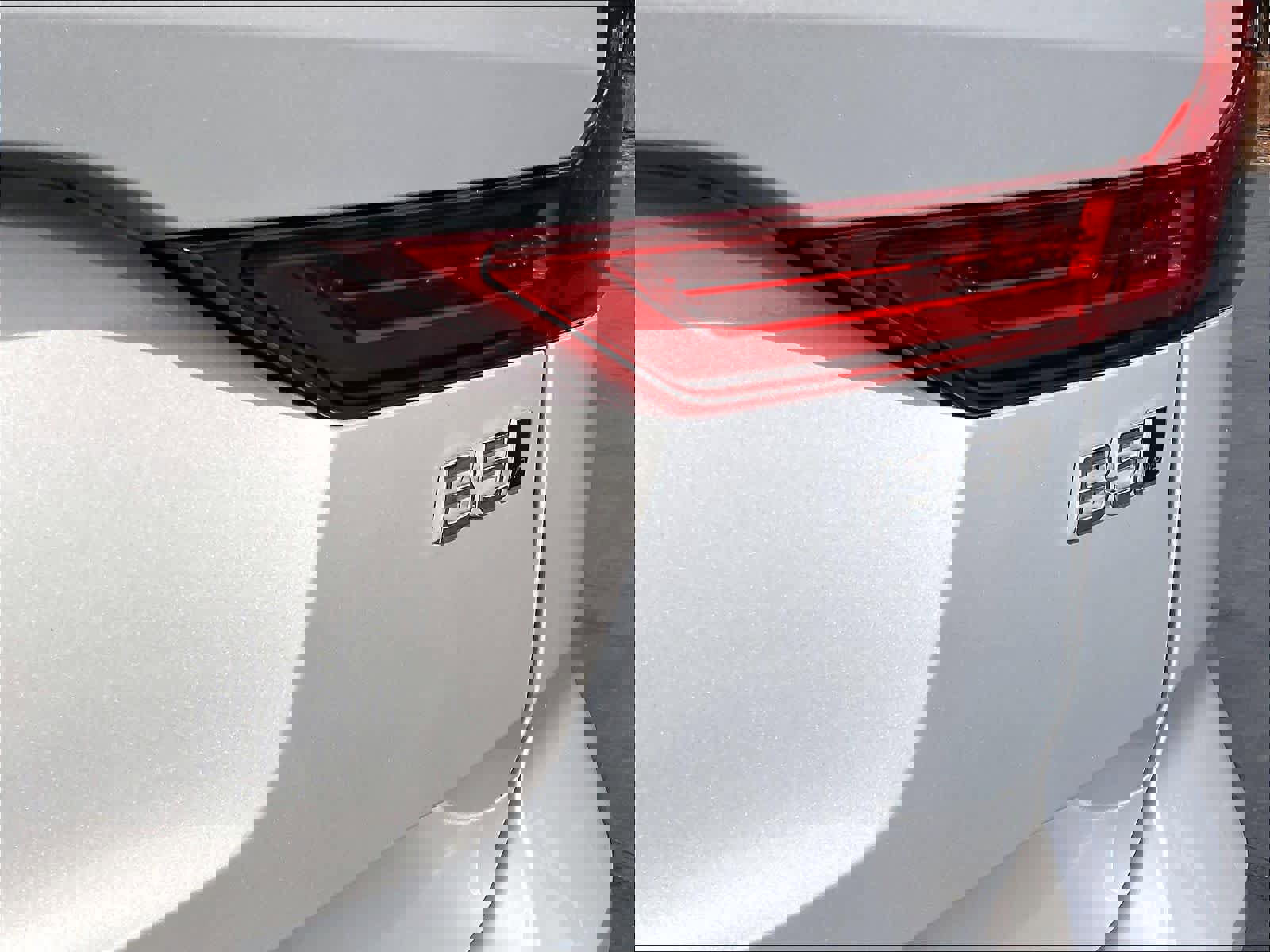 Used 2025 Volvo XC60 B5 Core image 11