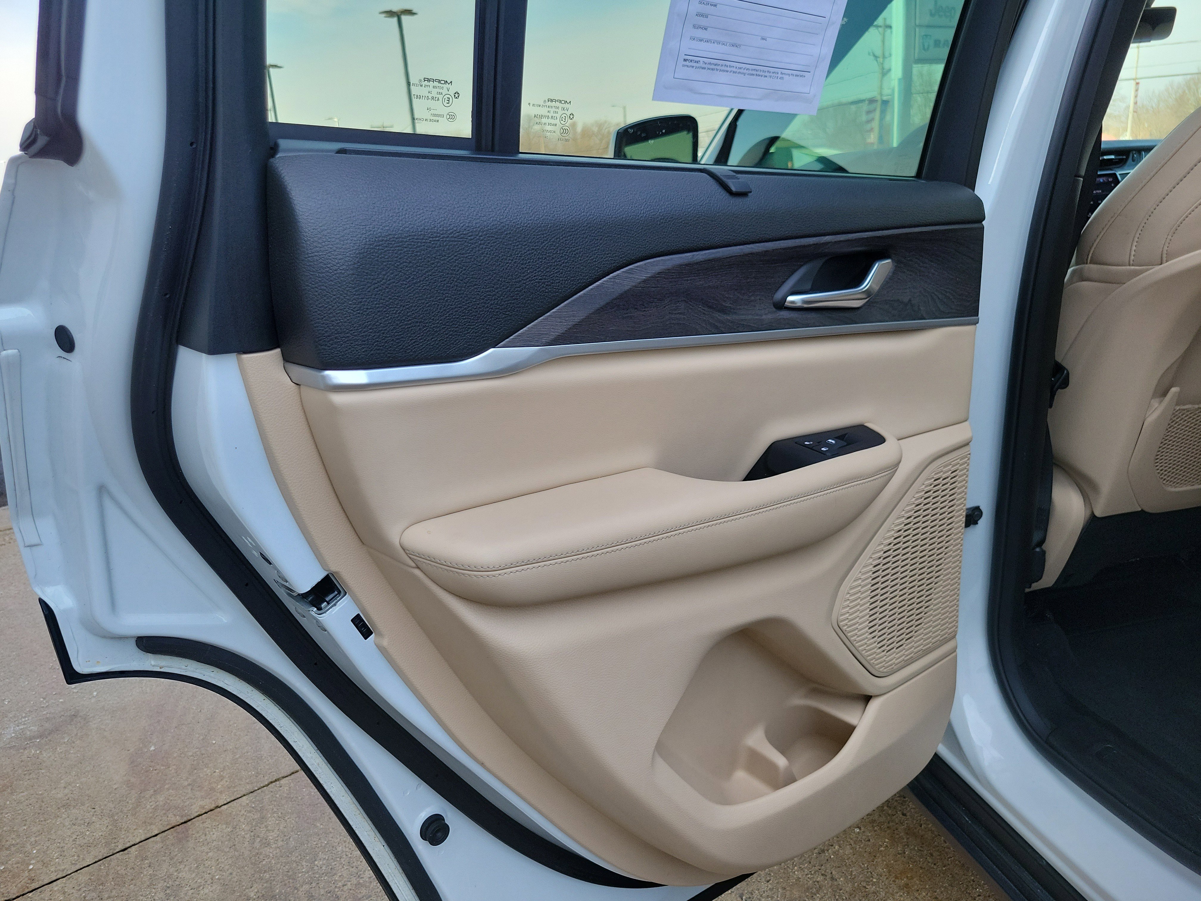 Used 2025 Jeep Grand Cherokee Limited w/ Luxury Tech Group II image 16