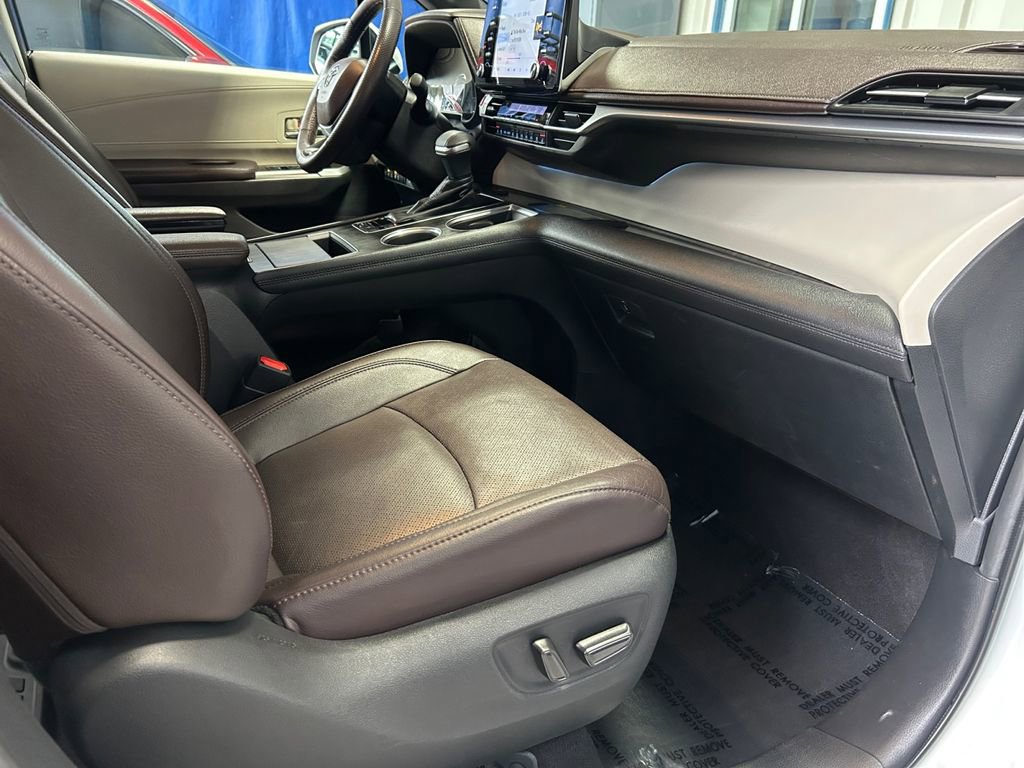 Used 2022 Toyota Sienna Platinum image 26