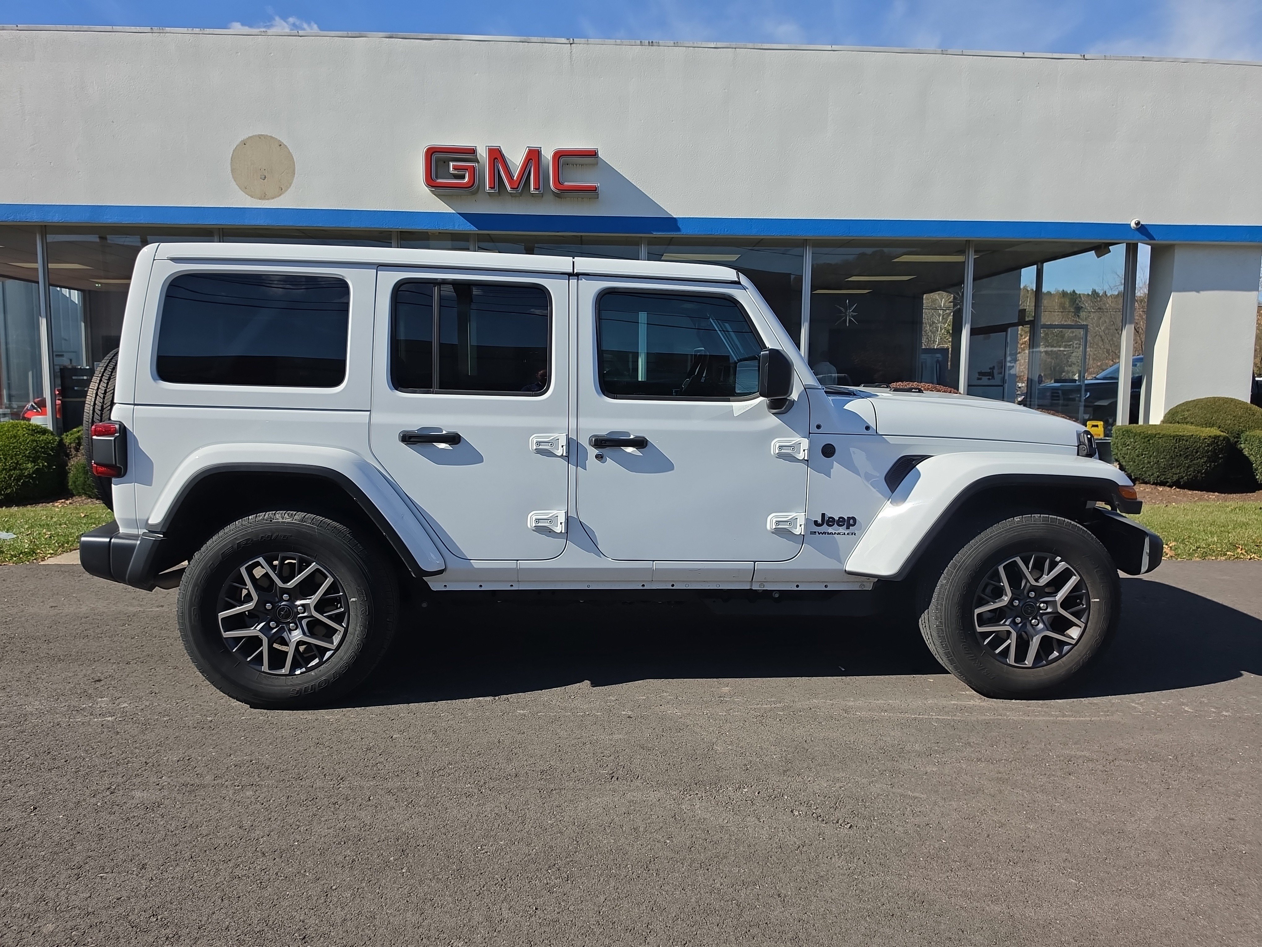 Used 2026 Jeep Wrangler Unlimited Sahara AWD/4WD image 2
