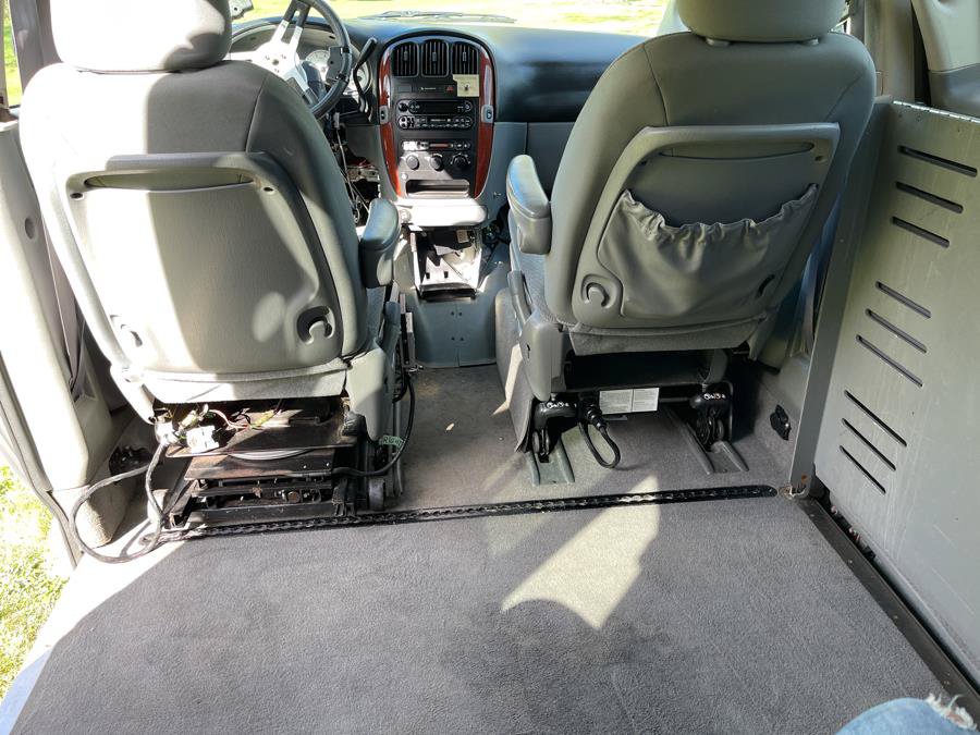 Used 2005 Chrysler Town & Country LX w/ Popular Equipment Group II FWD image 40