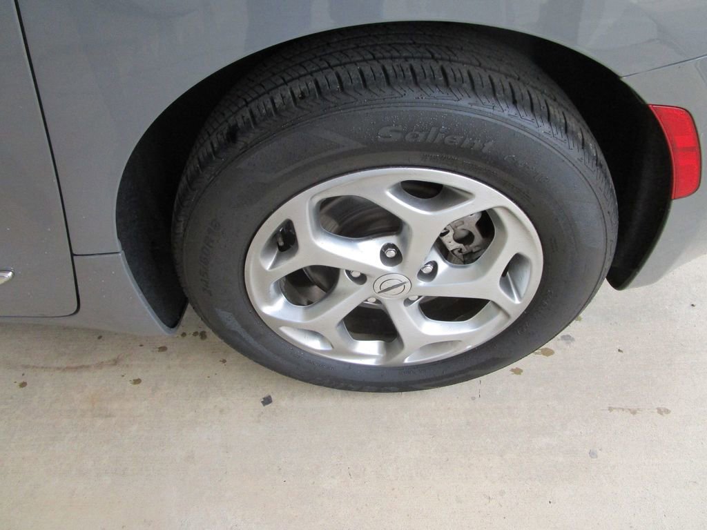 Used 2023 Chrysler Pacifica Limited image 9