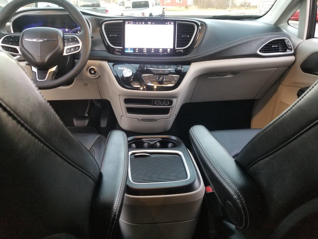 Certified 2024 Chrysler Pacifica Touring-L image 10