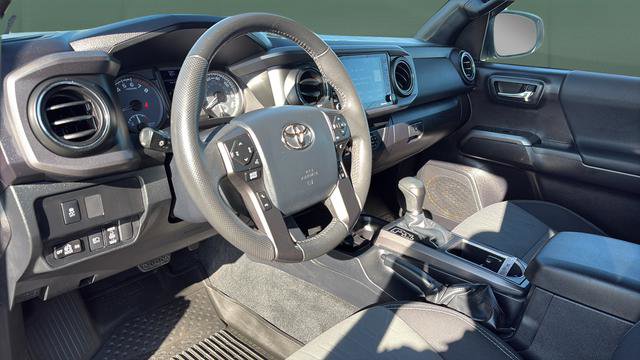 Used 2020 Toyota Tacoma TRD Off-Road w/ Technology Package AWD/4WD image 28