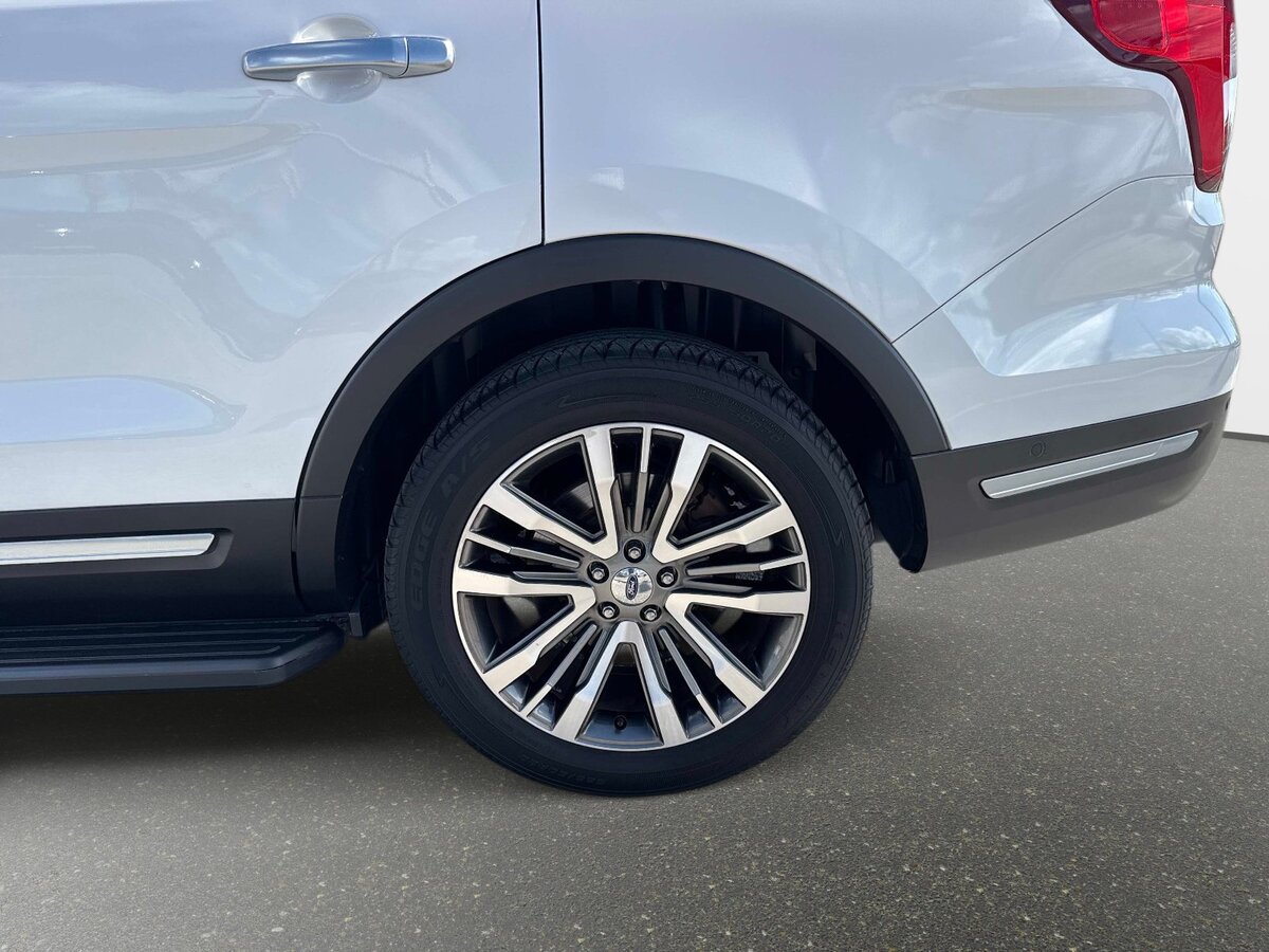 Used 2019 Ford Explorer Platinum AWD/4WD image 10