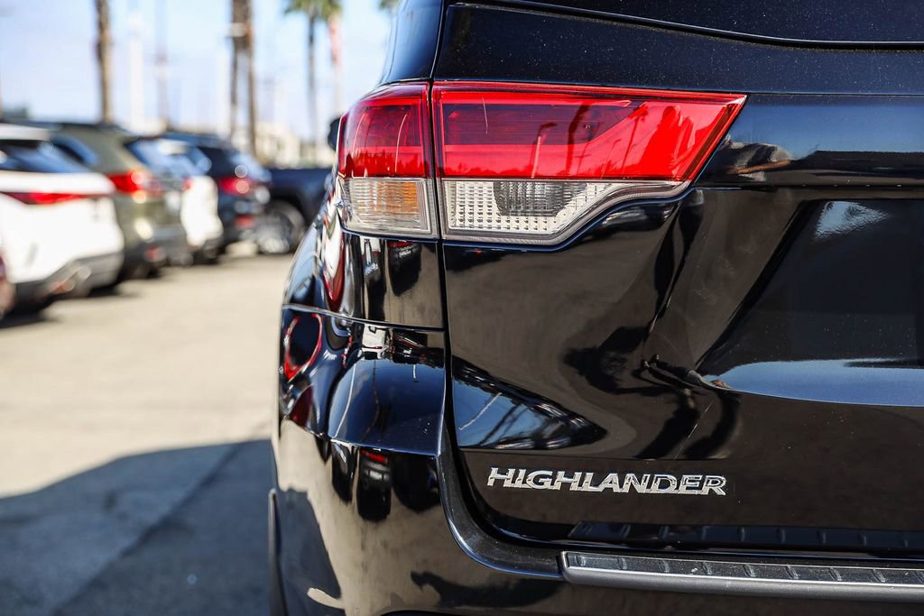 Used 2017 Toyota Highlander SE w/ Carpet Mat Package AWD/4WD image 7