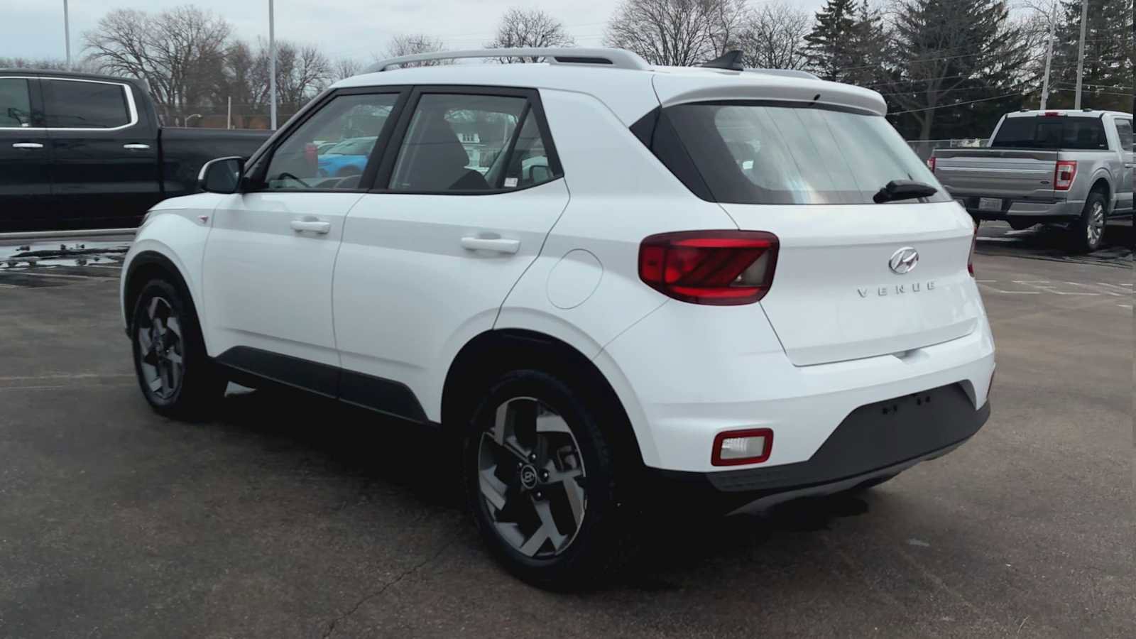 Used 2022 Hyundai Venue SEL image 4