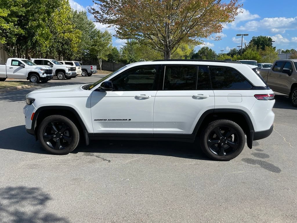 Used 2023 Jeep Grand Cherokee Limited w/ Black Appearance Package AWD/4WD image 4