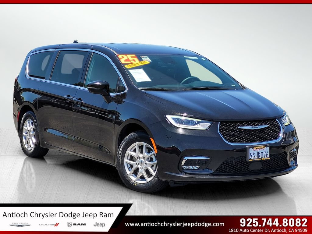 Certified 2025 Chrysler Pacifica Select FWD image 1