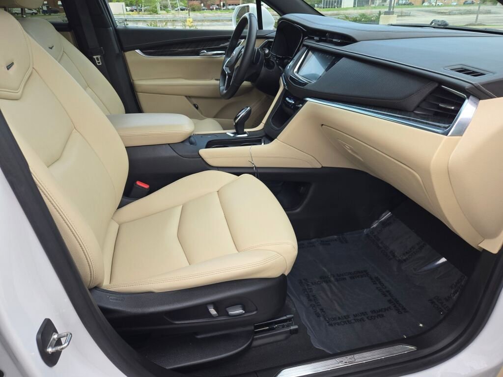 Used 2017 Cadillac XT5 FWD image 6