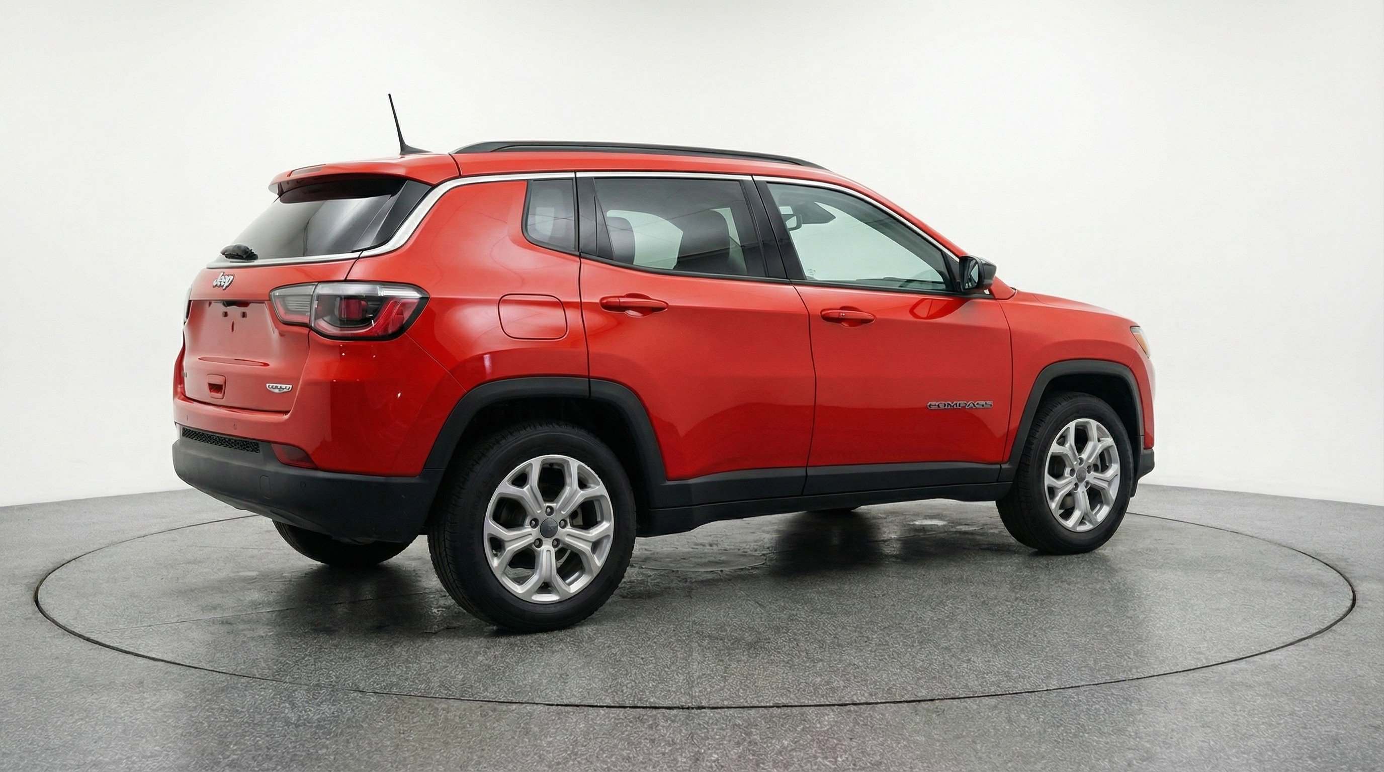 Used 2025 Jeep Compass Latitude image 9