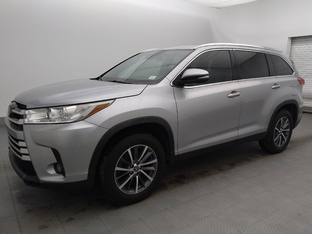 Used 2019 Toyota Highlander XLE FWD image 2