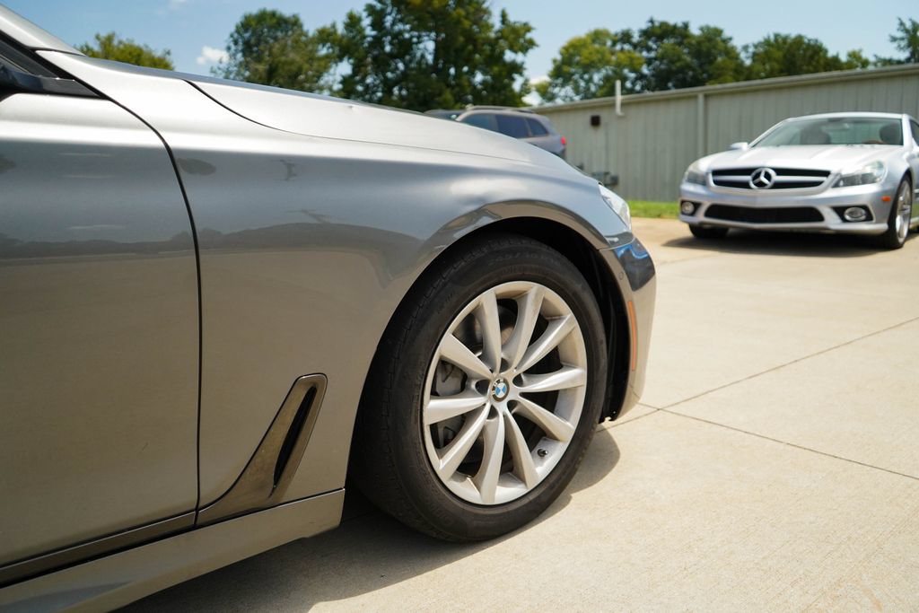 Used 2019 BMW 750i w/ Executive Package RWD image 19