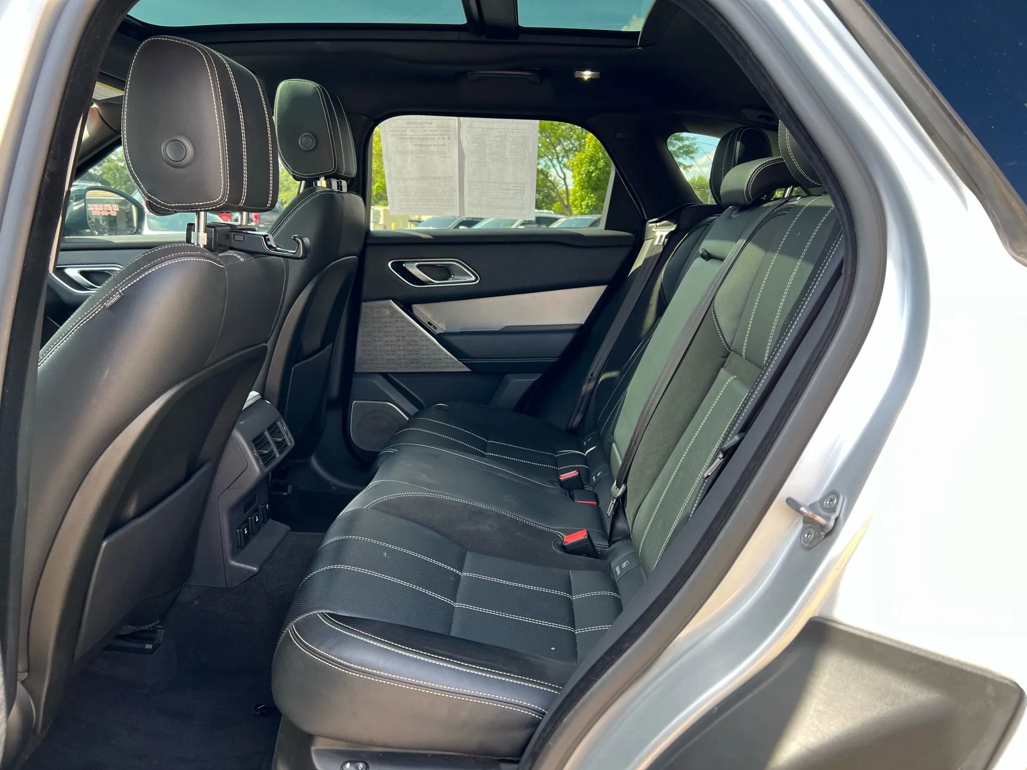 Used 2018 Land Rover Range Rover Velar R-Dynamic SE image 23