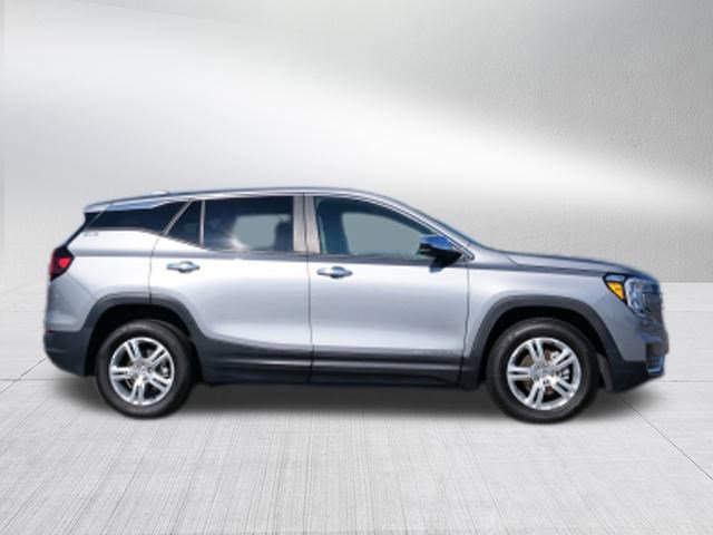 Used 2024 GMC Terrain SLE image 2