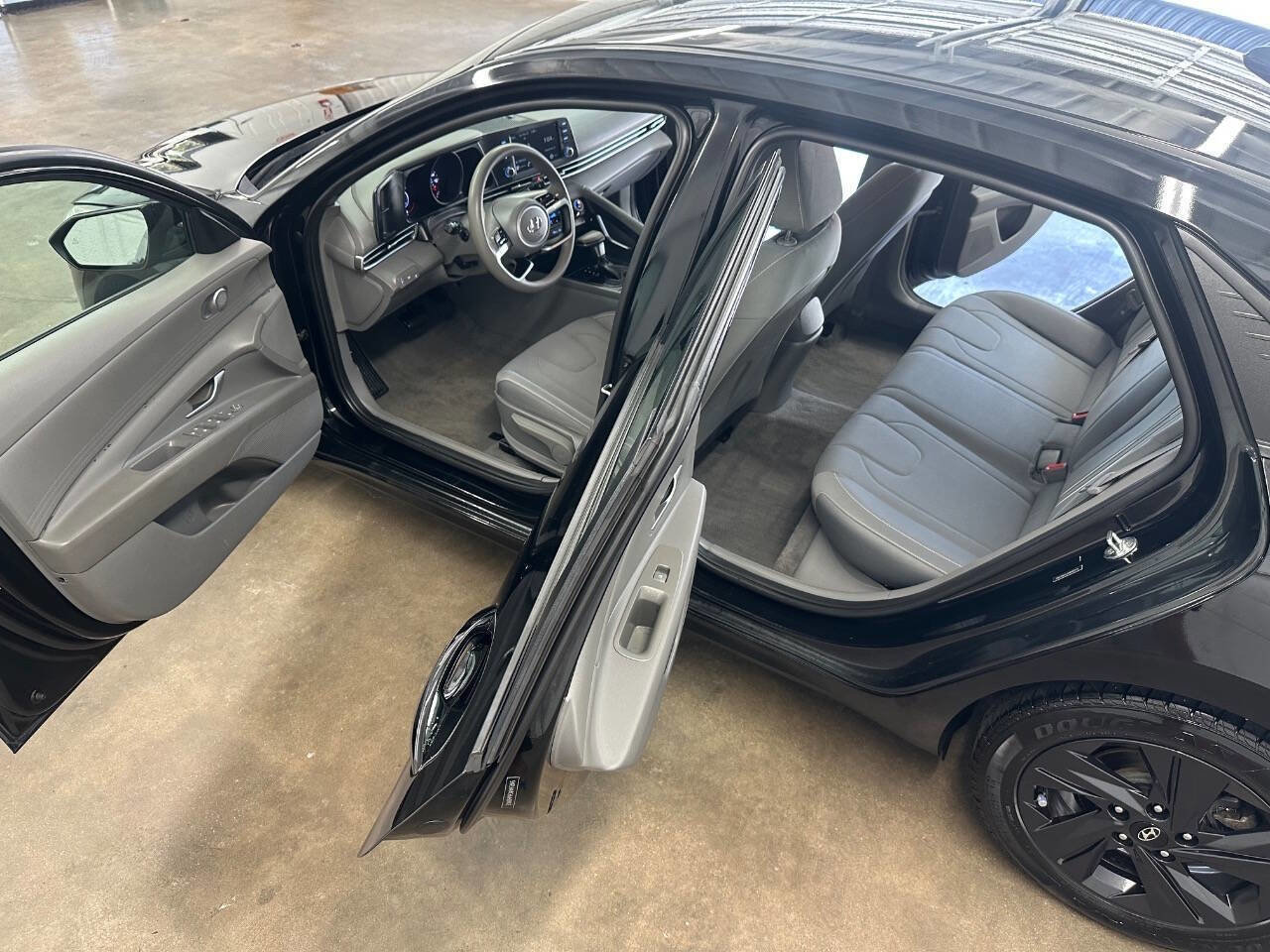 Used 2021 Hyundai Elantra SEL image 9