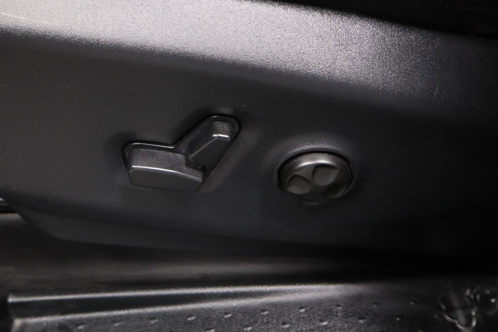 Used 2025 Chrysler Pacifica Select image 25