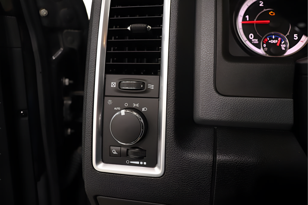 Used 2018 RAM 1500 Classic SLT AWD/4WD image 16