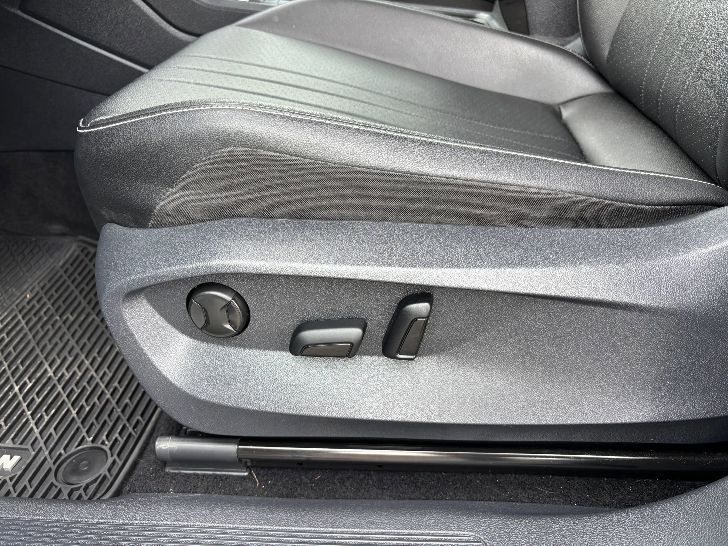 Used 2022 Volkswagen Tiguan SE image 14