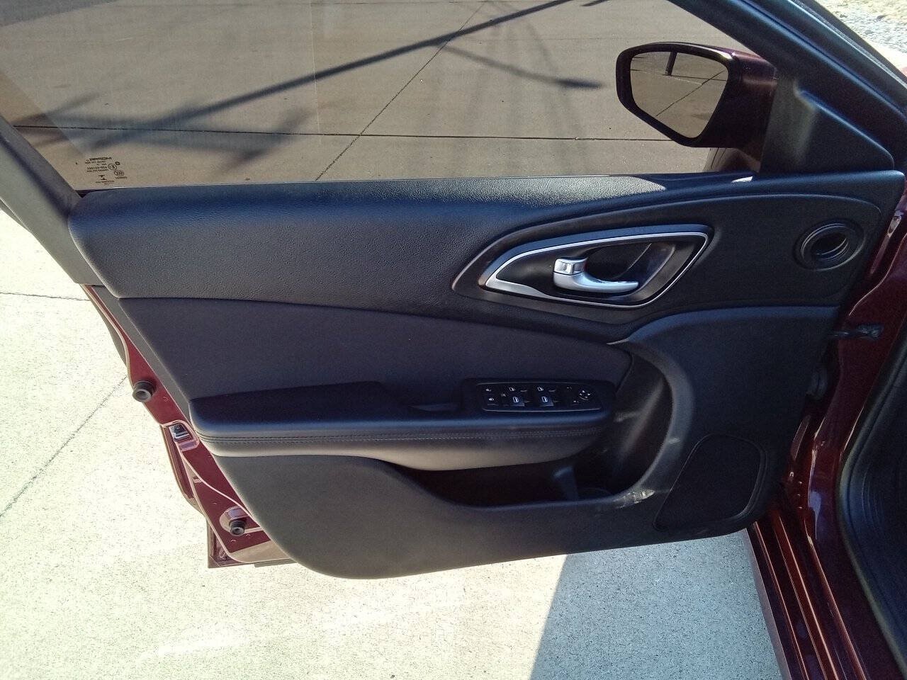 Used 2015 Chrysler 200 Limited FWD image 13