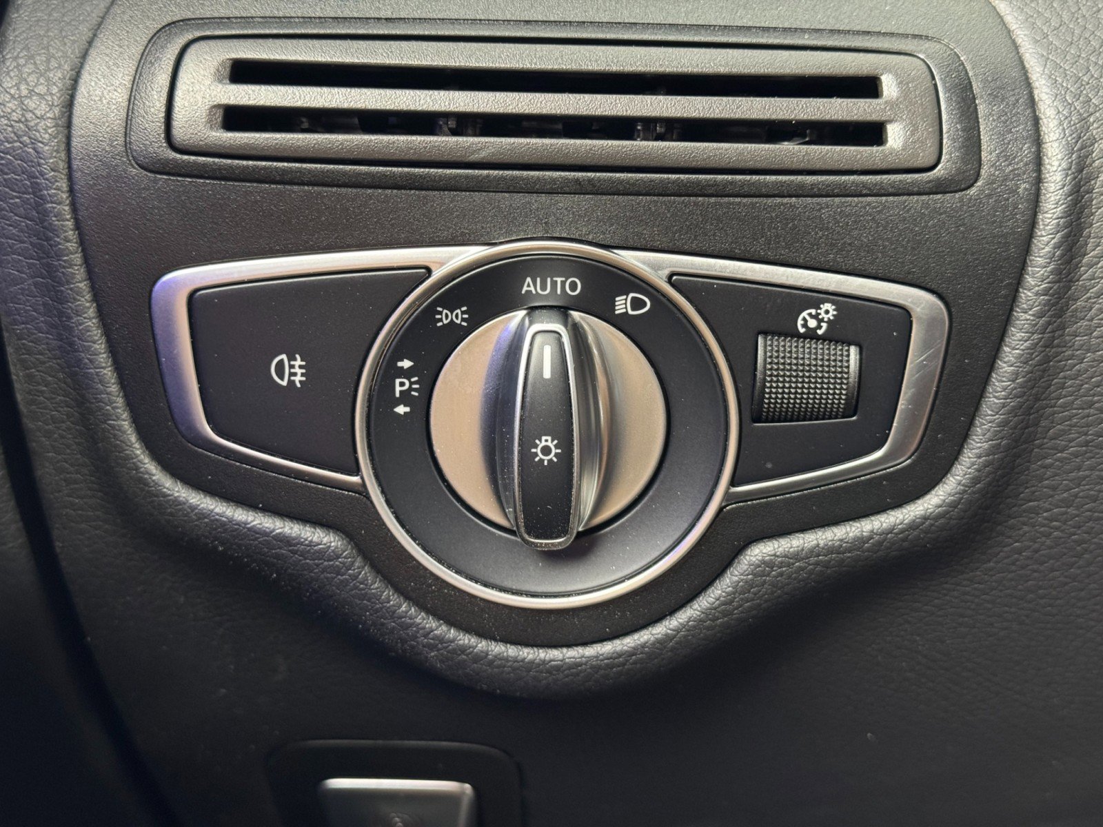 Used 2022 Mercedes-Benz GLC 300 4MATIC w/ AMG Line image 16