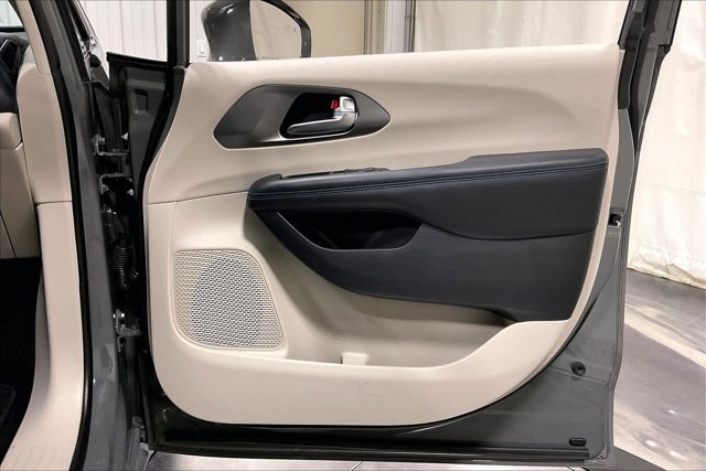 Used 2021 Chrysler Pacifica Touring-L w/ Uconnect Theater Family Group FWD image 24