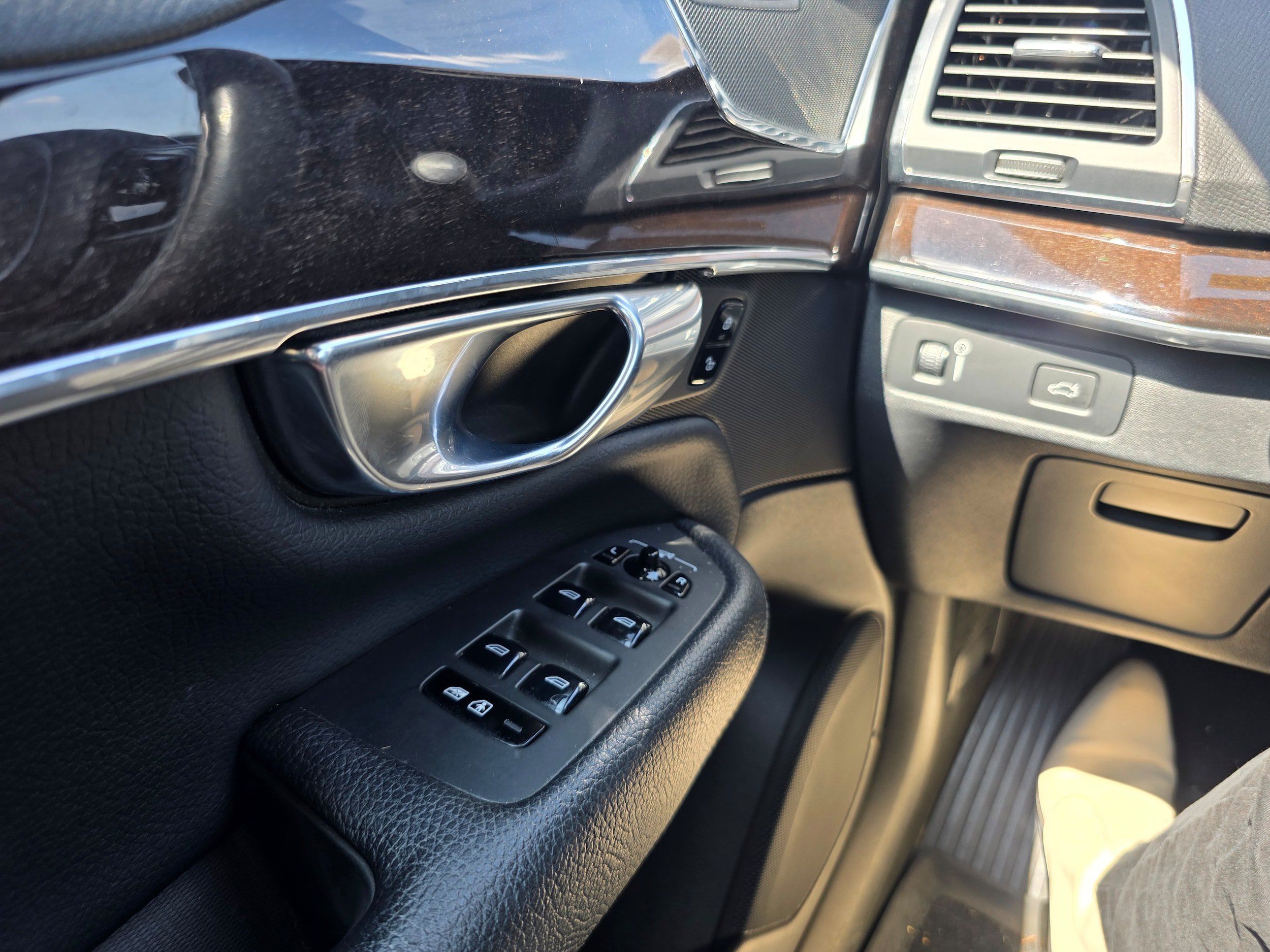 Used 2018 Volvo XC90 T6 Momentum w/ Protection Package AWD/4WD image 18