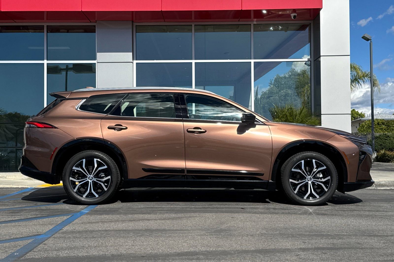 Certified 2025 Toyota Crown Signia image 4