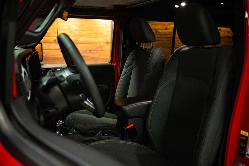 Used 2025 Jeep Wrangler Unlimited Sahara w/ Safety Group image 9