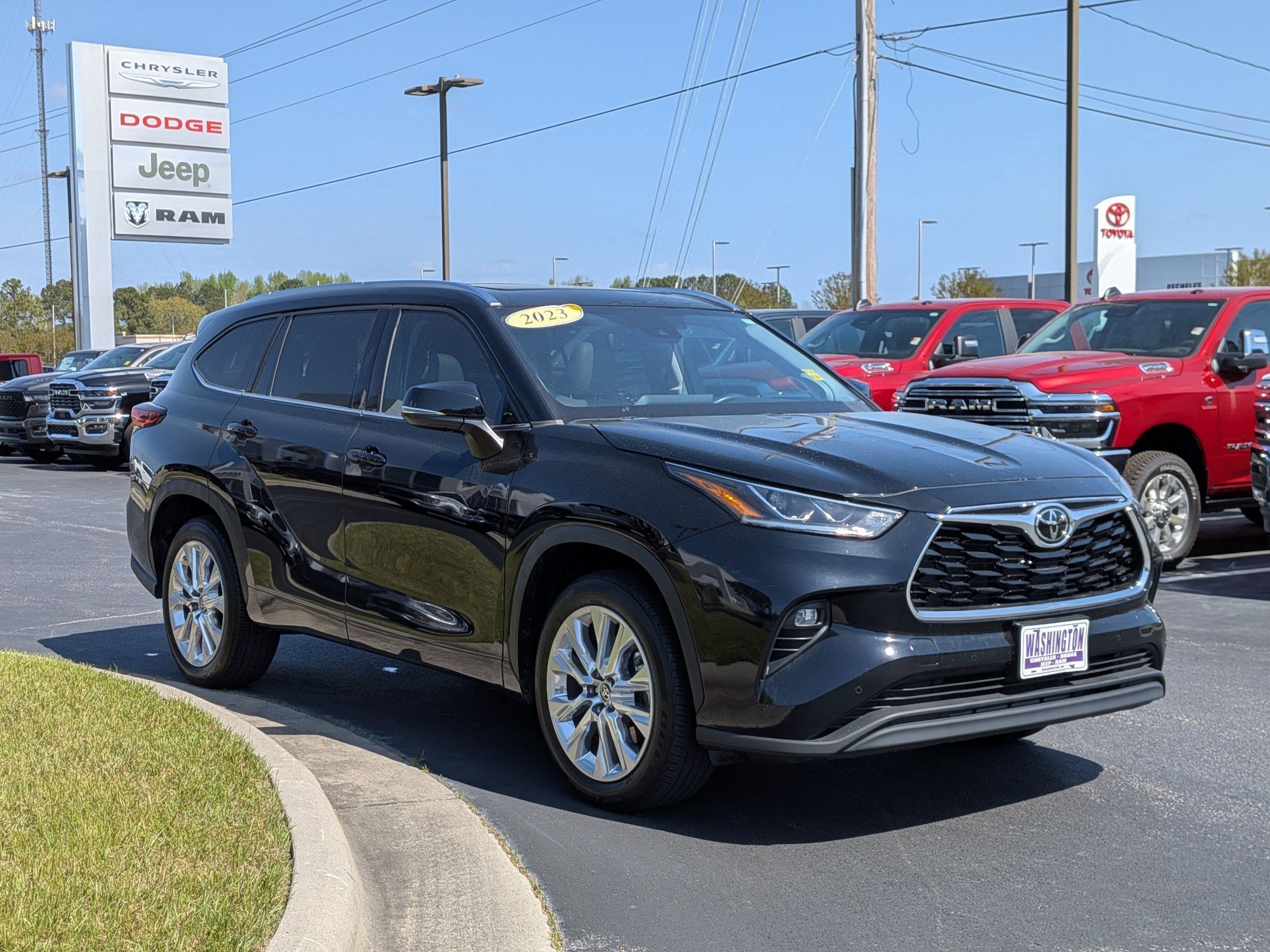 Used 2023 Toyota Highlander Limited FWD image 3