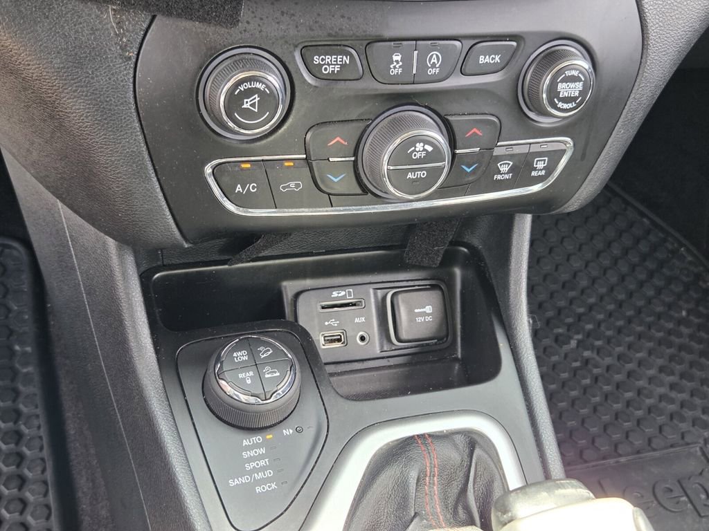 Used 2016 Jeep Cherokee Trailhawk w/ Comfort/Convenience Group AWD/4WD image 21