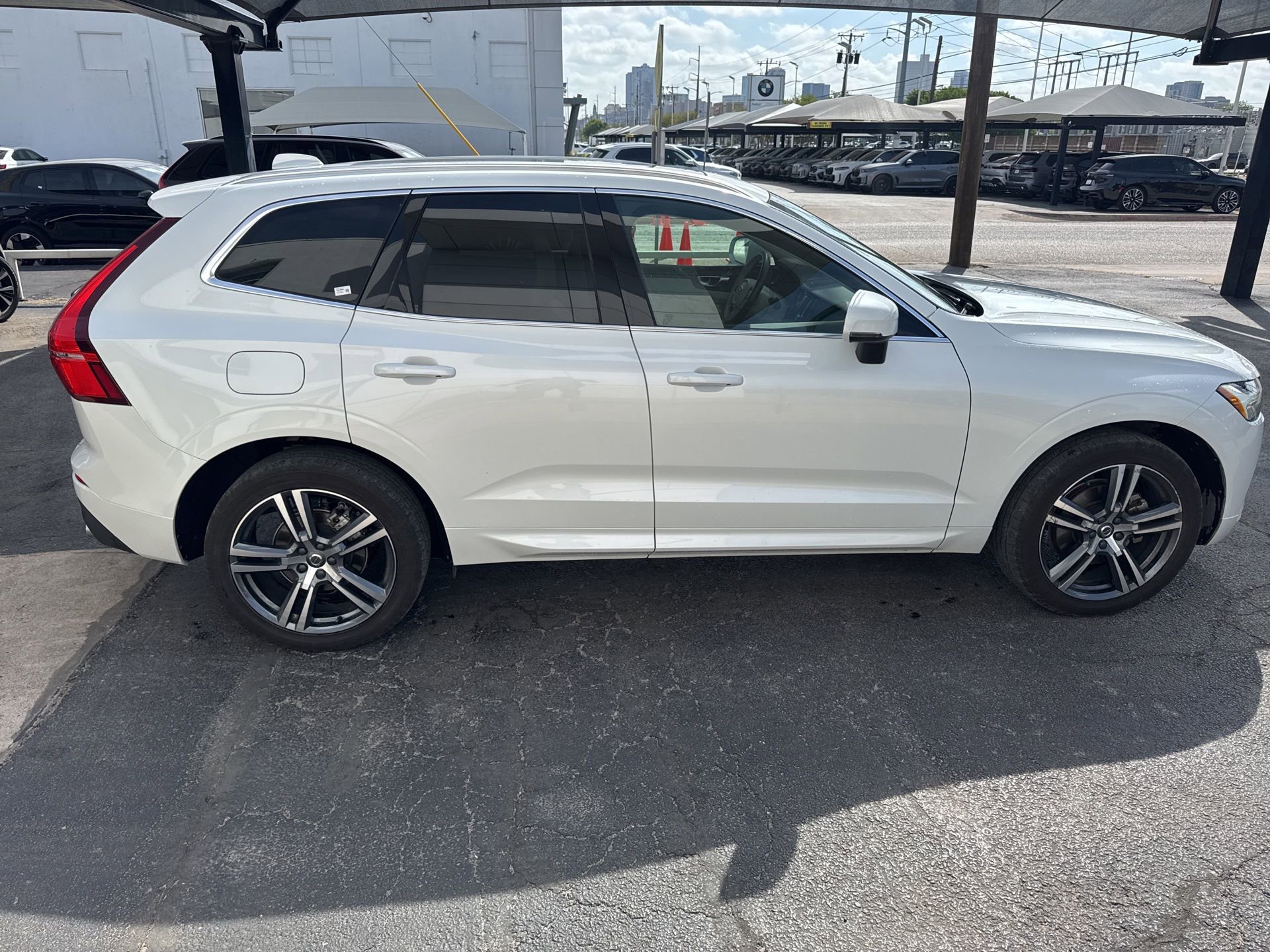 Used 2021 Volvo XC60 T5 Momentum w/ Advanced Package image 4